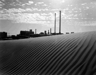 منظر لمنشأة تركيز الزيت التابعة لأرامكو عند الشفق 1949
منظر لمنشأة تركيز الزيت التابعة لأرامكو عند الشفق. ساهمت الرياح في تموج الرمال الظاهرة في صدر الصورة لتبدو وكأنها قطعة من القماش المخمل. الظهران، 1949م. تصوير: ت. ف. والترز. 
الكلمات الإستدلالية(لتسهيل البحث): منظر لمنشأة تركيز الزيت التابعة لأرامكو عند الشفق. ساهمت الرياح في تموج الرمال الظاهرة في صدر الصورة لتبدو وكأنها قطعة من القماش المخمل. الظهران، 1949م. تصوير: ت. ف. والترز. 