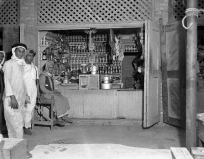 سوق في الحي السكني المخصص للسعوديين، السوق الشعبية، الظهران عام 1949م.  
سوق في الحي السكني المخصص للسعوديين، السوق الشعبية، الظهران عام 1949م.  
الكلمات الإستدلالية(لتسهيل البحث): سوق في الحي السكني المخصص للسعوديين، السوق الشعبية، الظهران عام 1949م.  