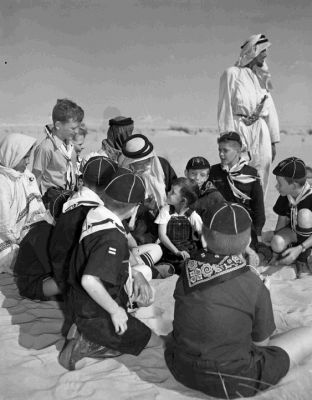 أعضاء فريق الظهران للكشافة
أعضاء فريق الظهران للكشافة يتحلقون حول بدوي في الصحراء يروي لهم قصص المغامرة في الماضي وخبرته في الصحراء. الظهران، مايو 1949م. تصوير: ت. ف. والترز. 

الكلمات الإستدلالية(لتسهيل البحث): أعضاء فريق الظهران للكشافة
