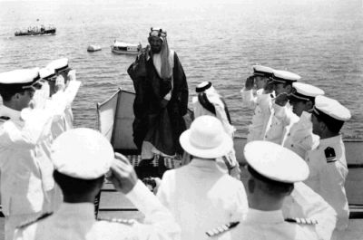 صاحب الجلالة الملك عبدالعزيز آل سعود، 
صاحب الجلالة الملك عبدالعزيز آل سعود، يرحمه الله، يتلقى التحية على متن الناقلة د.جي. سكوفيلد خلال زيارة جلالته للظهران ورأس تنورة. وكانت زيارة جلالته هذه هي الأولى لسوكال. كما كانت الناقلة سكوفيلد هي ناقلة الزيت الأولى التي حملت الزيت من فرضة رأس تنورة. التقطت الصورة في رأس تنورة في 1 مايو 1939م. تصوير: دون م. مكليود 
الكلمات الإستدلالية(لتسهيل البحث): صاحب الجلالة الملك عبدالعزيز آل سعود، 