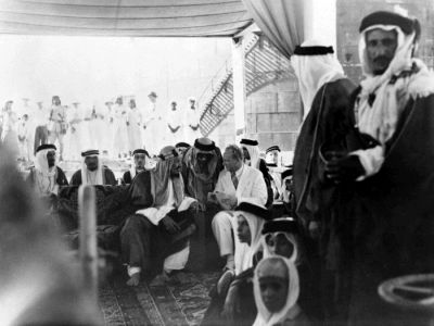 أثناء زيارة جلالة الملك عبدالعزيز للمنطقة الشرقية 
أثناء زيارة جلالة الملك عبدالعزيز للمنطقة الشرقية جلالته وفلويد أوليقر تحت المظلة بالقرب من مركز التحكم في رأس تنورة. رأس تنورة 1 مايو 1939م، تصوير: دون م. مكليود 
الكلمات الإستدلالية(لتسهيل البحث): أثناء زيارة جلالة الملك عبدالعزيز للمنطقة الشرقية 