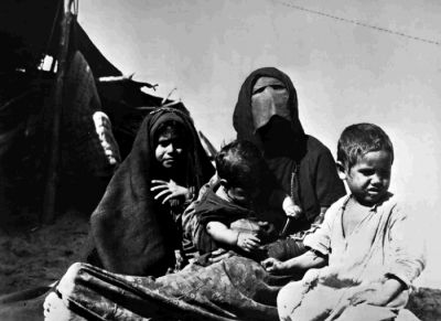 امرأة بدوية مع أبنائها الثلاثة عام 1935م
امرأة بدوية مع أبنائها الثلاثة. البادية، عام 1935م، تصوير: م. ستاينكي
الكلمات الإستدلالية(لتسهيل البحث): امرأة بدوية مع أبنائها الثلاثة. البادية، عام 1935م، تصوير: م. ستاينكي