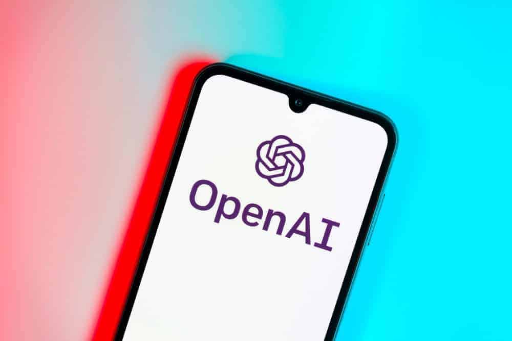 OpenAI تدخل سباق الهواتف: هل نشهد أول هاتف بذكاء اصطناعي حقيقي؟
