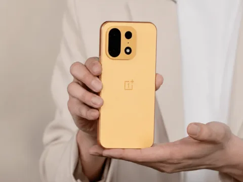 شركة OnePlus تطلق رسميا هاتفها الجديد باللون البرتقالي وببطارية عملاقة بسعر منافس
