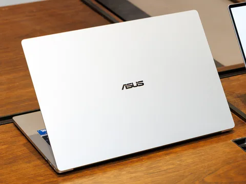 أسوس تطلق حاسوب ExpertBook Air النحيف والخفيف بشاشة أوليد 120 هرتز ومعالجات إنتل Wildcat Lake