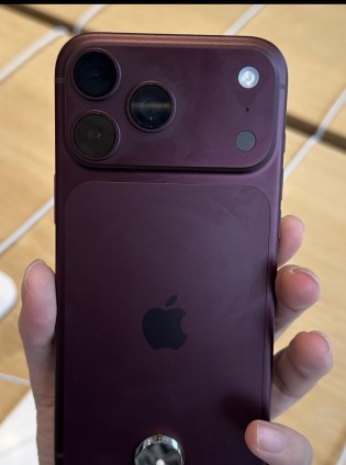 مستخدمو iPhone 18 Pro يواجهون مشكلة جديدة في اللون العنابي.. الطلاء يتلاشى لدى بعض الأجهزة